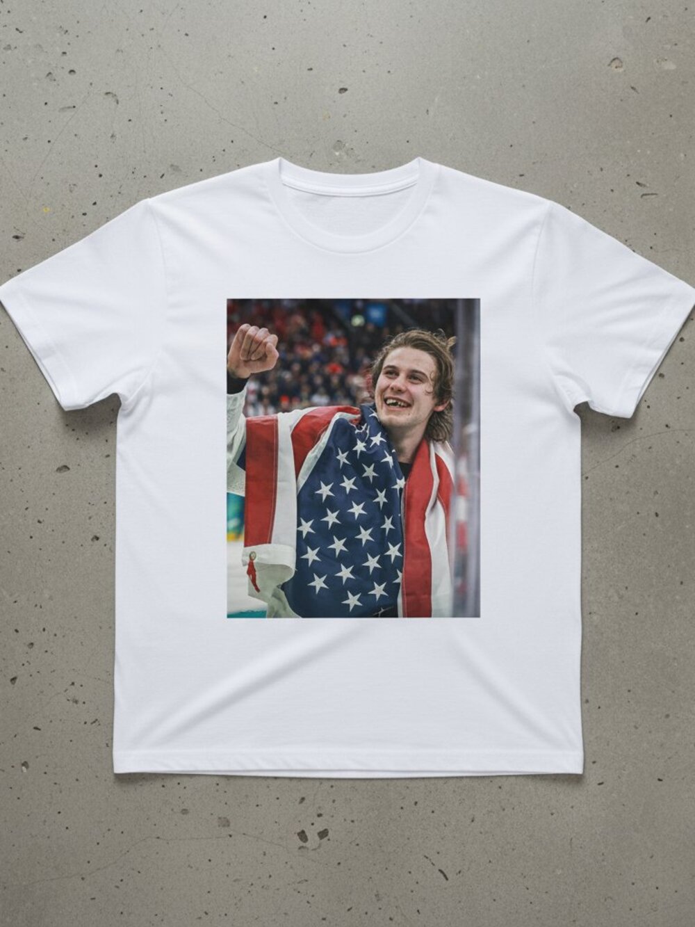 USA Flag Hockey Player Graphic T-Shirt – Patriotic Sports Tee, Vintage Style